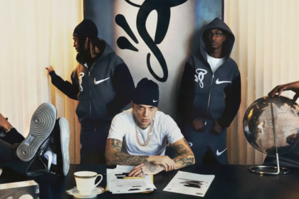 Syna World Athletic Tracksuit – A Fusion of Sporty Functionality and Street Style Swagger